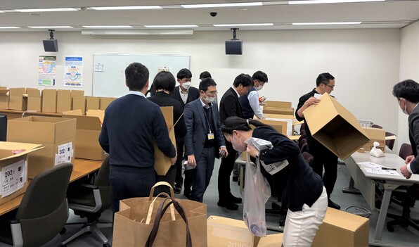 〈12月8日に行われた食品を賞味期限ごとに仕分ける様子〉_本部